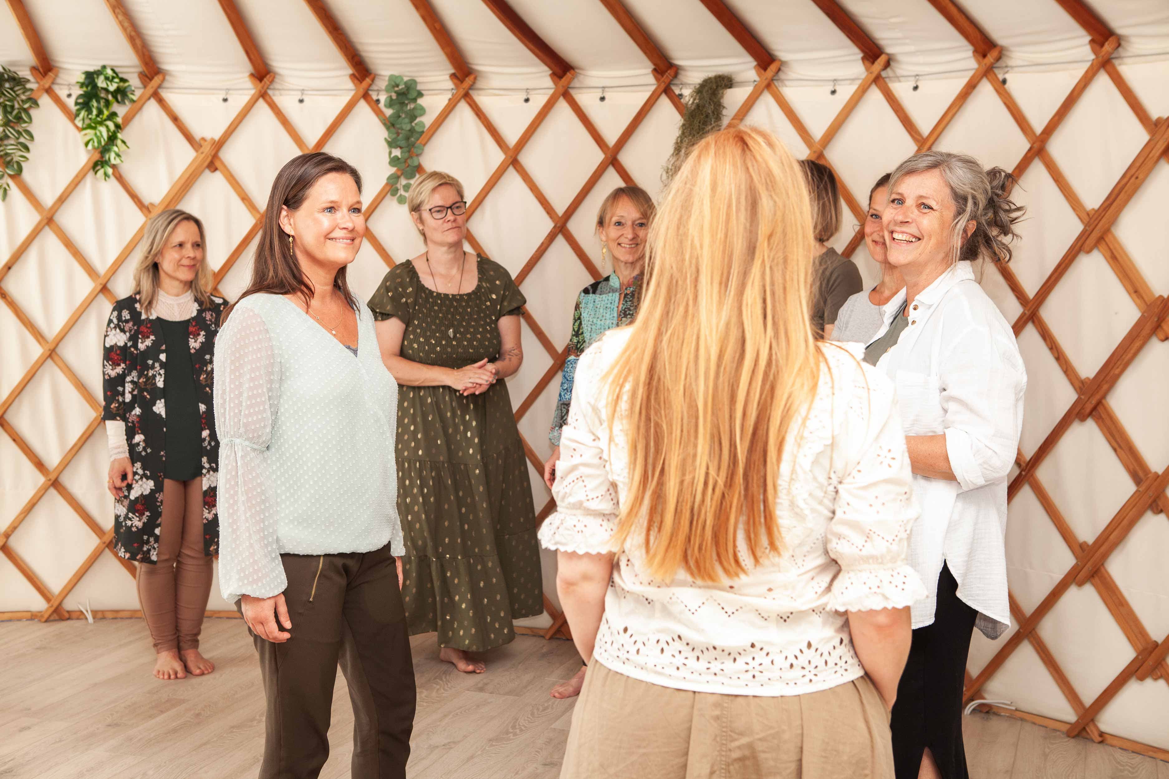 Stifter Lotte Weaver i en yurt med en kvindegruppe