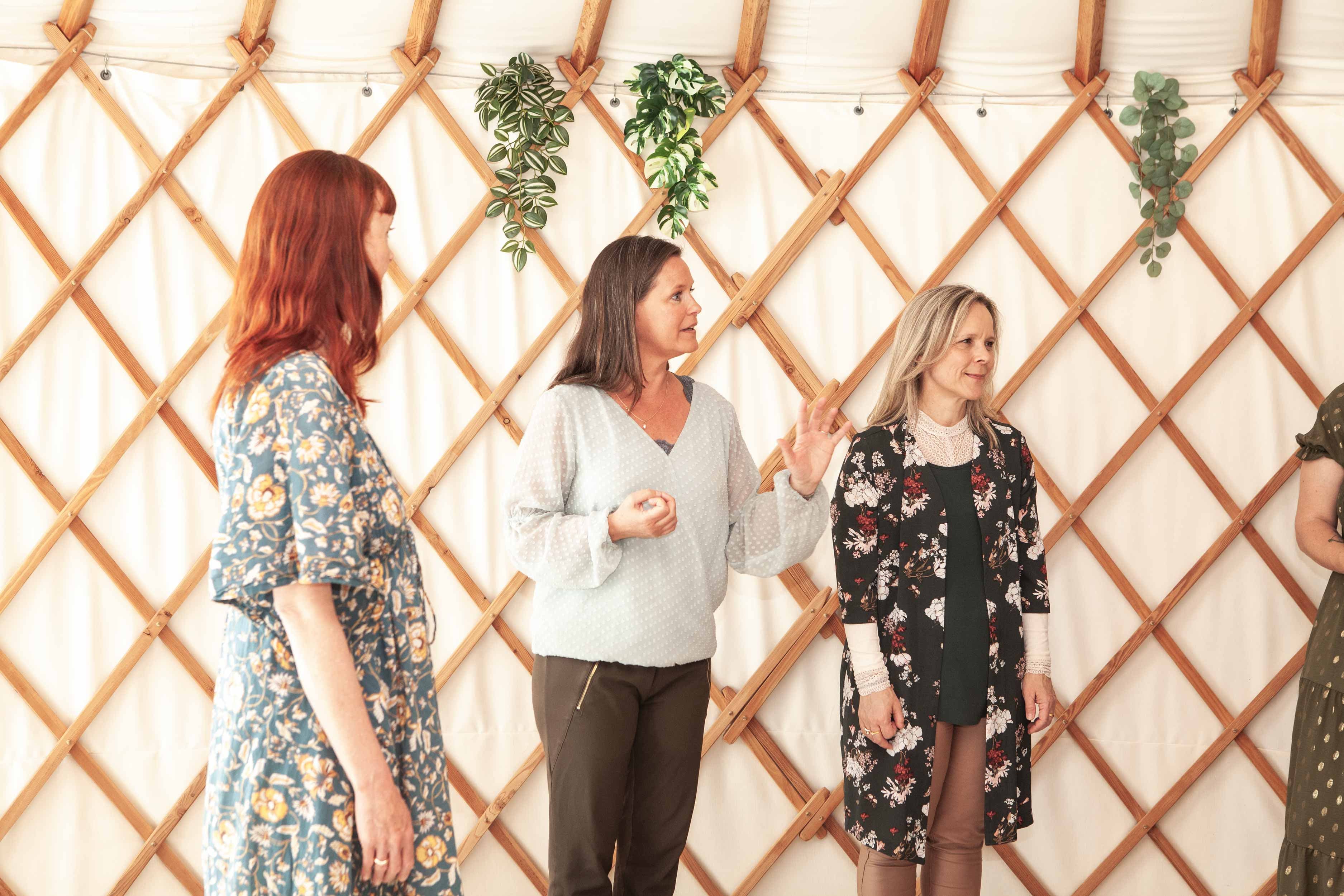 Stifter Lotte Weaver underviser et par kvinder indenfor i en yurt