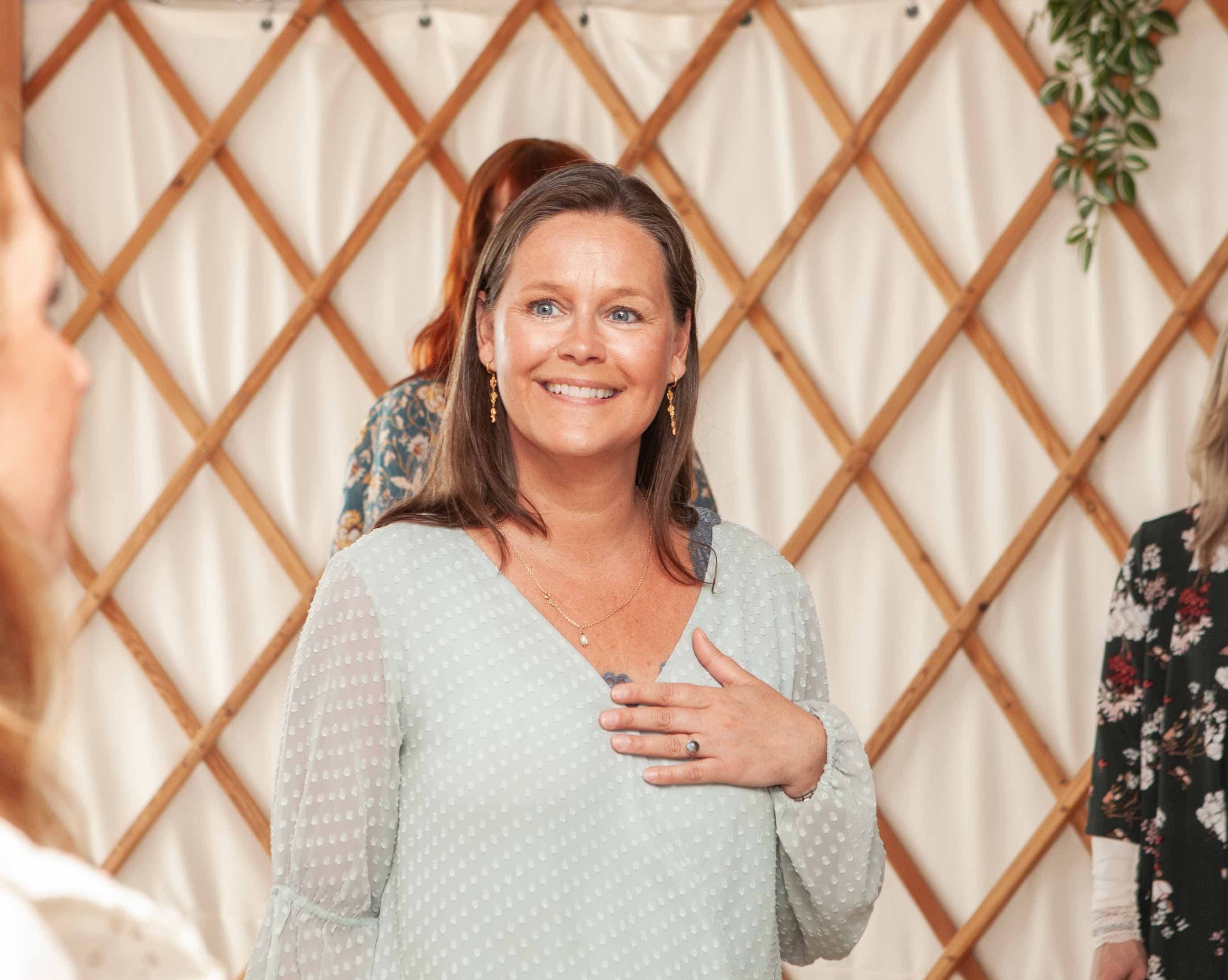 Et billede af en smilende Lotte Weaver med hånden på hjertet